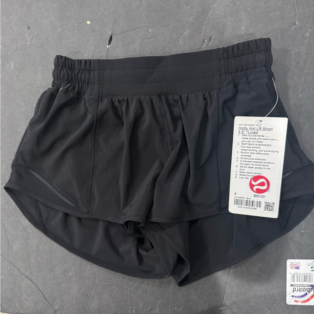 Lululemon Hotty Hot Short II *2.5" Black NWT size 6 - Picture 4 of 4